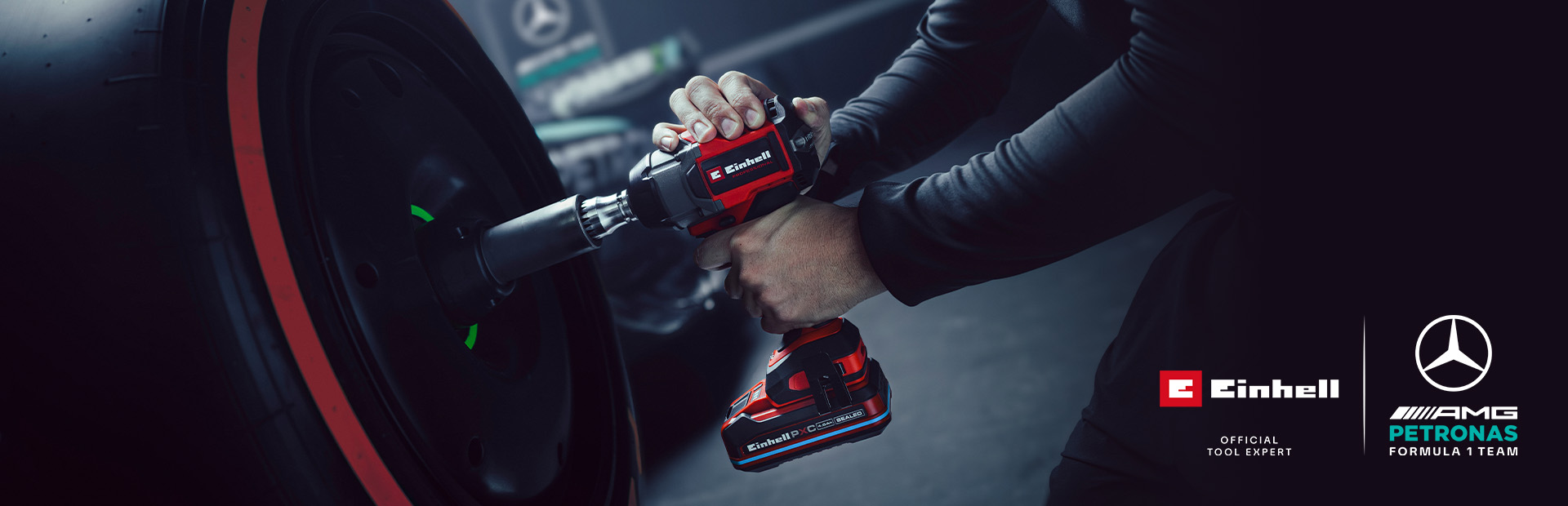 Avvitatore a impulsi a batteria Einhell in uso su una ruota d’auto, con branding e logo di partnership del team Mercedes-AMG Petronas di Formula 1