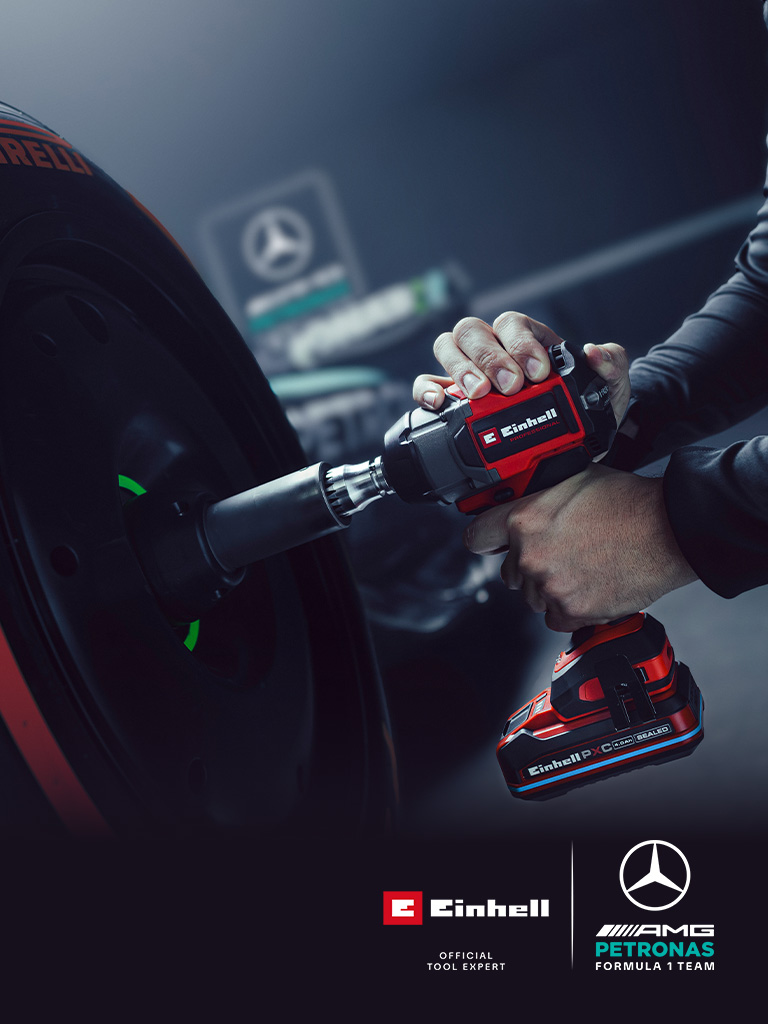 Avvitatore a impulsi a batteria Einhell in uso su una ruota d’auto, con branding e logo di partnership del team Mercedes-AMG Petronas di Formula 1