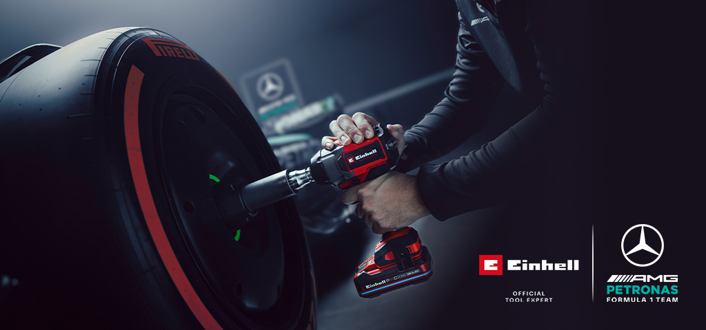 Avvitatore a impulsi a batteria Einhell in uso su una ruota d’auto, con branding e logo di partnership del team Mercedes-AMG Petronas di Formula 1