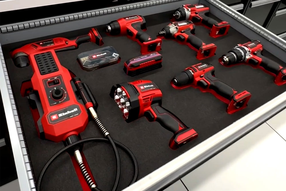 Cassetto organizzato in modo ordinato con vari utensili a batteria Einhell.