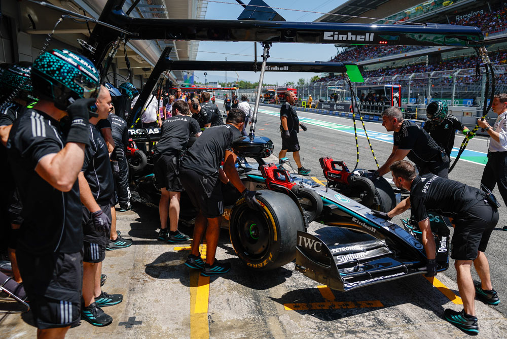 Auto di Formula 1 spinta nel garage.