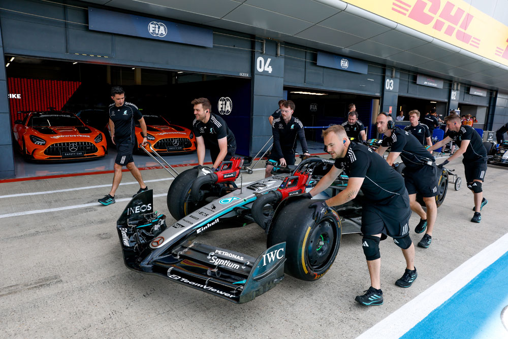 Auto di Formula 1 che viene spinta.