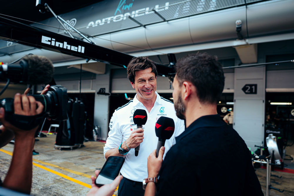 Toto Wolff viene intervistato da un giornalista.