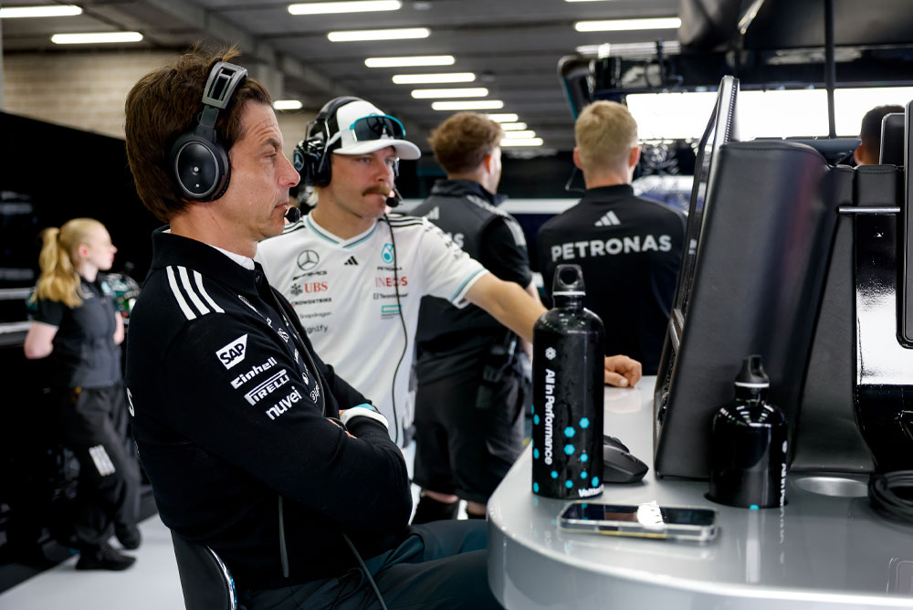 Toto Wolff e Valtteri Bottas del Mercedes-AMG PETRONAS Formula One Team sono visti alla postazione del team nel garage. Sono concentrati sulla strategia di gara, osservano i monitor e comunicano tramite cuffie.