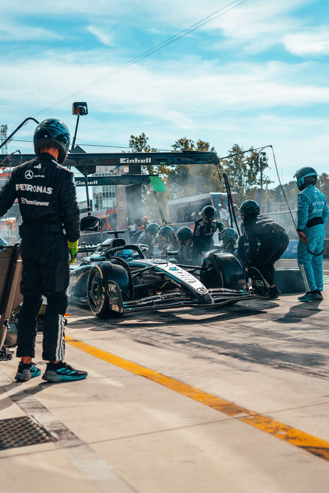 Un pit stop ad alta intensità per il Mercedes-AMG PETRONAS Formula One Team. La squadra è in azione, cambia le gomme e controlla l’auto sotto la struttura con il marchio Einhell.
