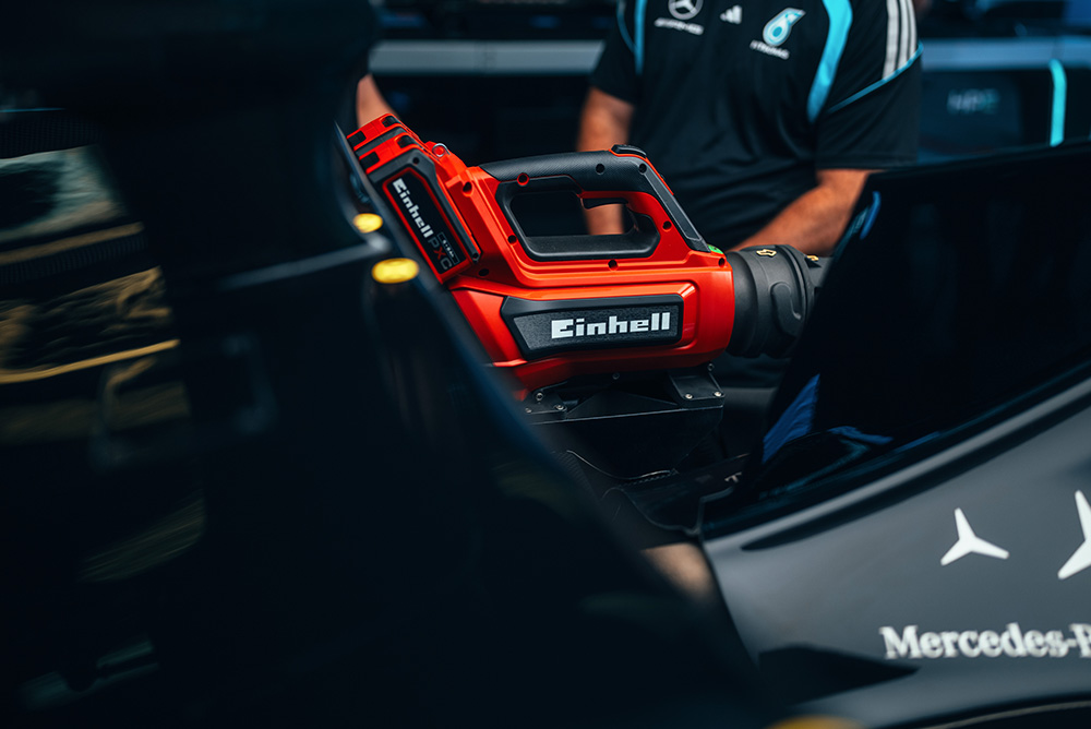Meccanico di Formula 1 che lavora all’interno del cockpit della vettura nel garage.