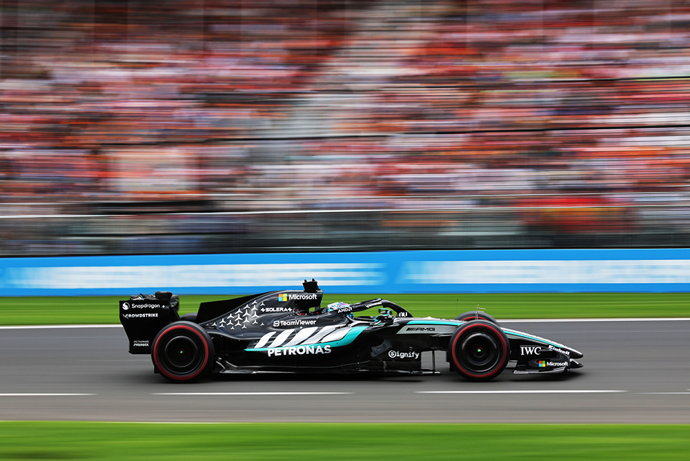 Monoposto di Formula 1 che corre ad alta velocità in pista.