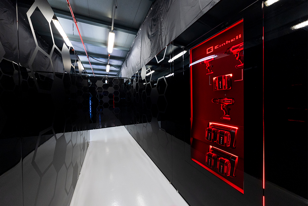 Corridoio del garage di Formula 1 nella pit lane con illuminazione rossa.