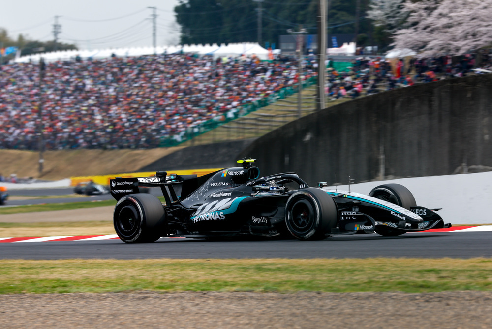 Auto F1 Mercedes passa davanti a tribune piene