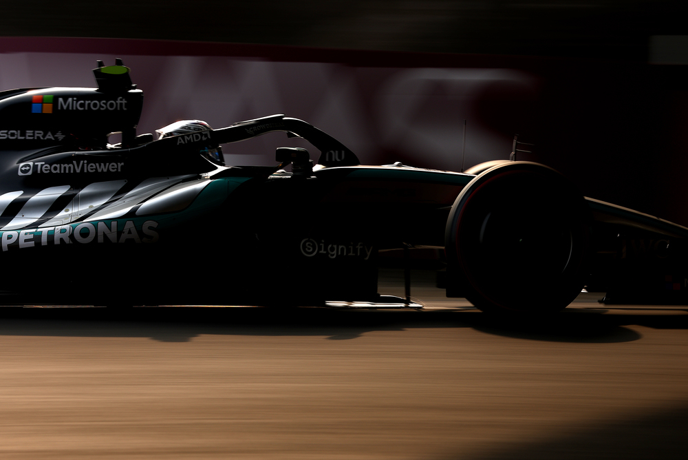 Monoposto Mercedes F1 in pista con luce soffusa