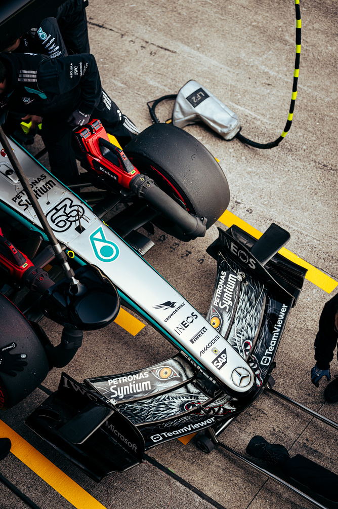Vista dall’alto di una F1 Mercedes nel garage