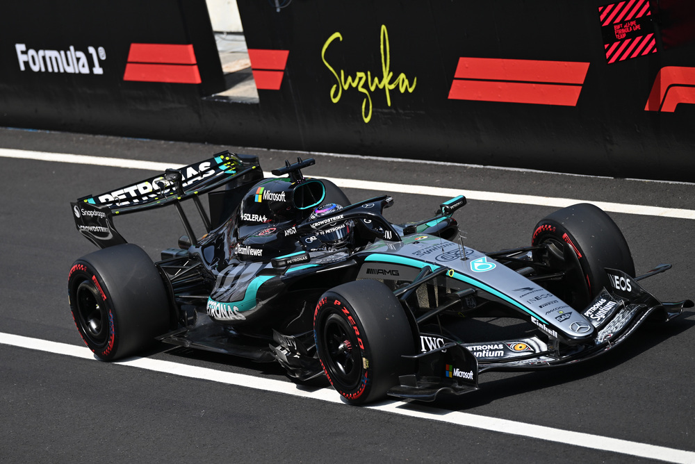 Monoposto Mercedes F1 in pista con sponsor visibili