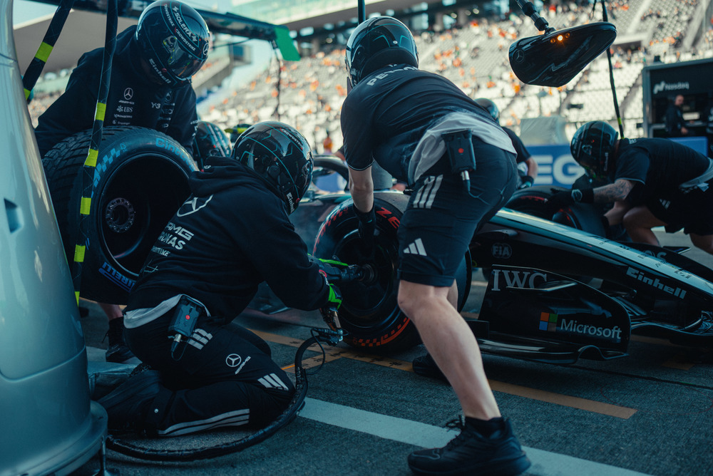 Meccanici Mercedes lavorano sull’auto durante il pit stop