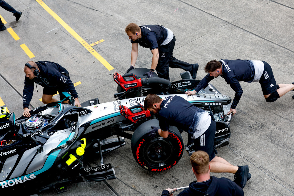 Pit crew Mercedes cambia le gomme durante la gara