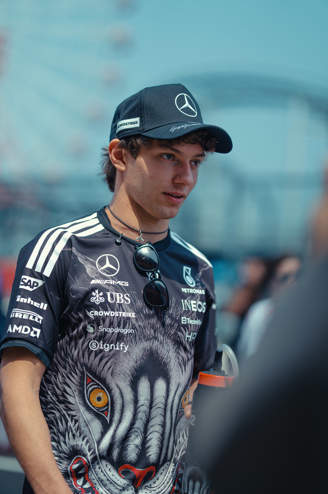 Pilota Mercedes F1 in abbigliamento del team
