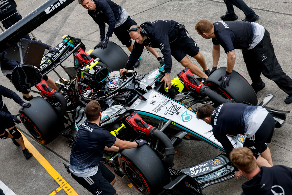 Team Mercedes al lavoro sull’auto durante il pit stop