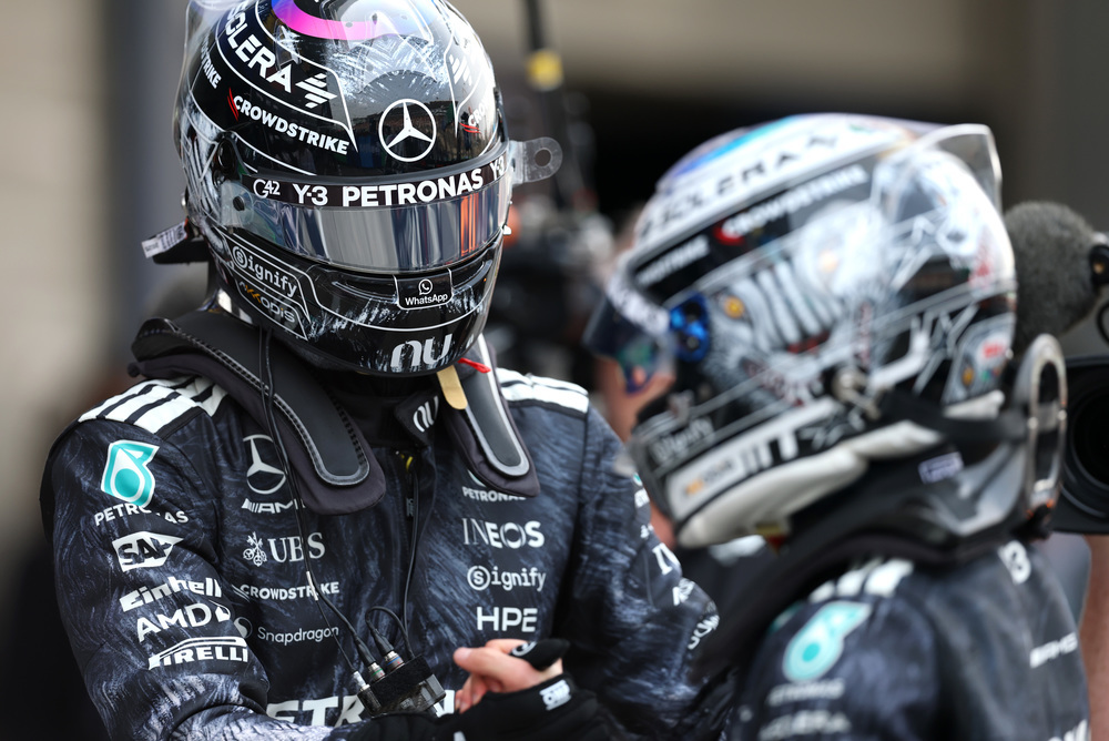 Due piloti Mercedes F1 con tute e caschi