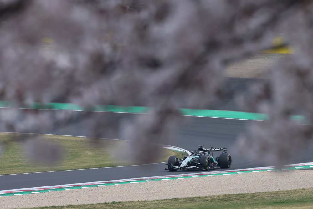 Monoposto Mercedes F1 sfreccia in lontananza