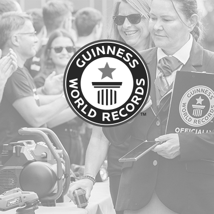 Immagine in bianco e nero: Il logo del Guinness World Records sopra una foto dell’evento che mostra gli utensili Einhell.