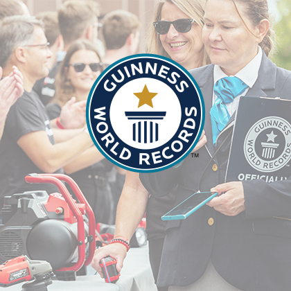 Il logo del Guinness World Records sopra una foto dell’evento che mostra gli utensili Einhell.